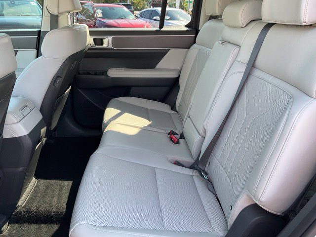 Used 2025 Hyundai Santa Fe SEL FWD image 16