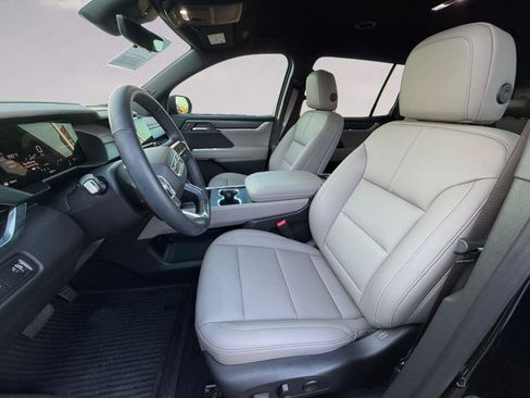 Used 2026 GMC Acadia Elevation w/ Elevation Premium Package FWD image 9