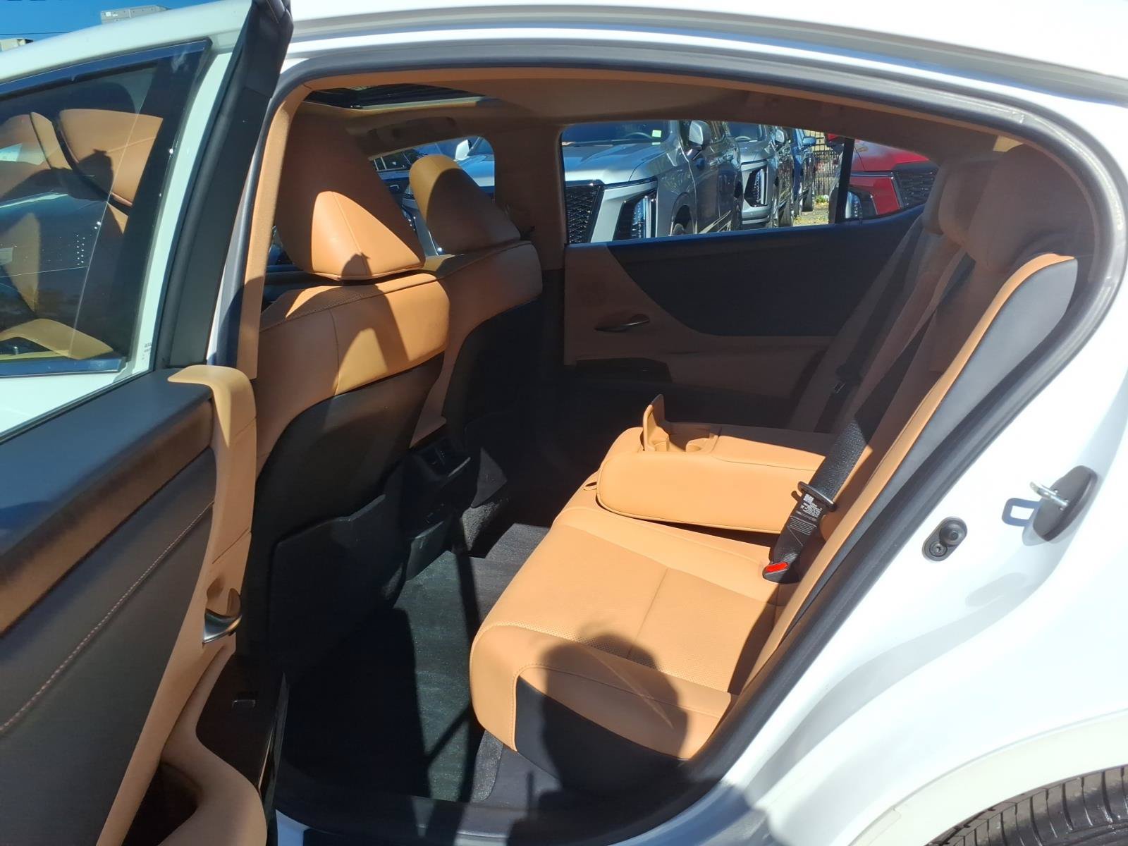 Used 2022 Lexus ES 350 w/ Premium Package FWD image 11