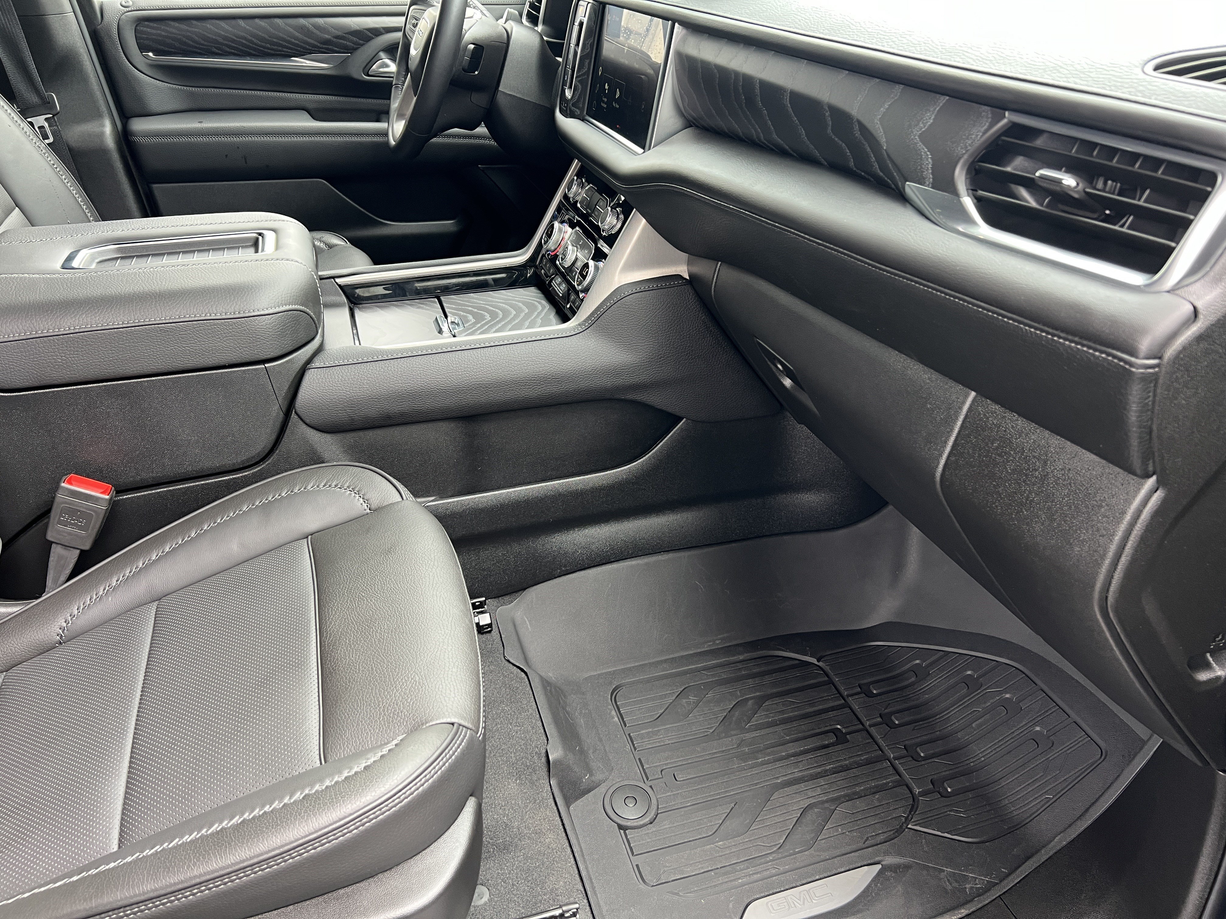 Used 2024 GMC Yukon XL Denali w/ Advanced Technology Package AWD/4WD image 27