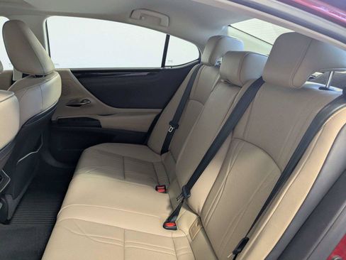 Used 2020 Lexus ES 300h w/ Accessory Package FWD image 34