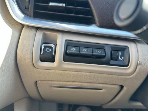 Used 2016 Cadillac XTS Premium image 11