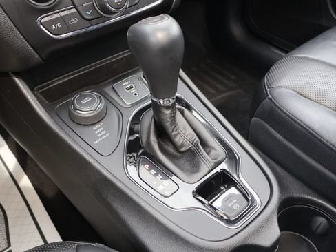 Used 2019 Jeep Cherokee Limited w/ Luxury Group AWD/4WD image 21