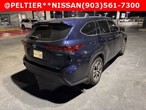 Used 2020 Toyota Highlander XLE image 3