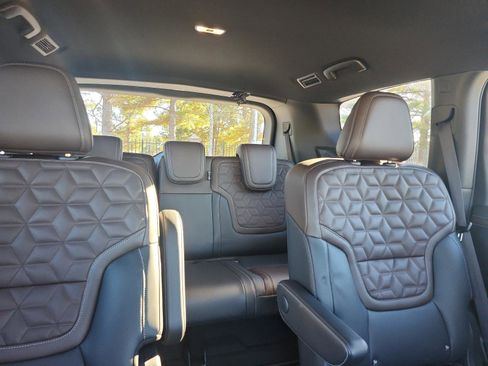 Used 2025 Nissan Armada Platinum image 6