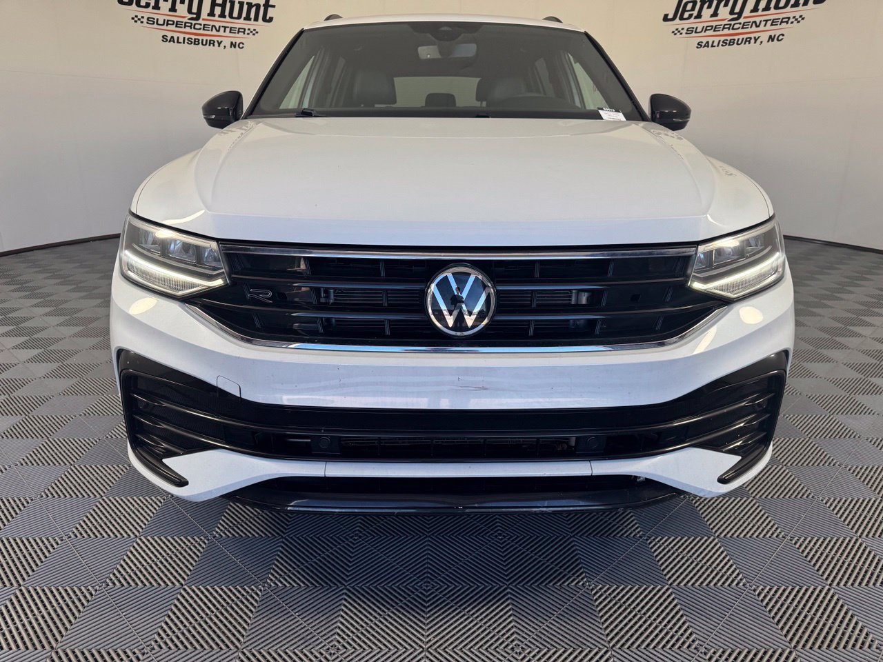 Used 2024 Volkswagen Tiguan SE R-Line FWD image 5
