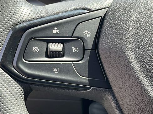 Used 2025 Chevrolet Trax LT FWD image 16
