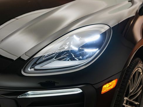 Used 2025 Porsche Macan image 11