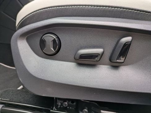 New 2026 Volkswagen Taos SE FWD image 19