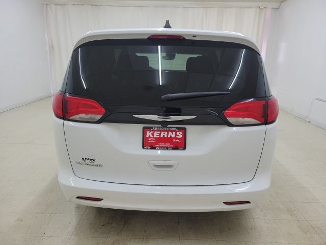 Used 2023 Chrysler Voyager LX FWD image 7