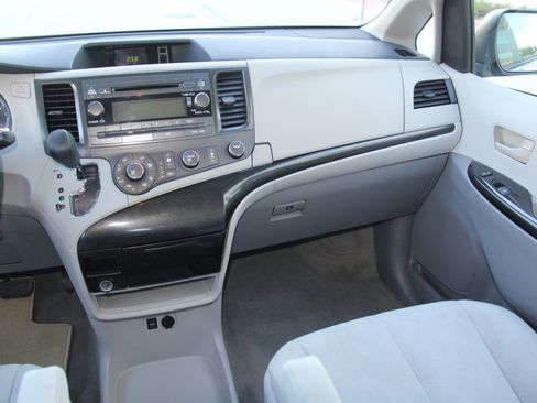 Used 2014 Toyota Sienna L image 10