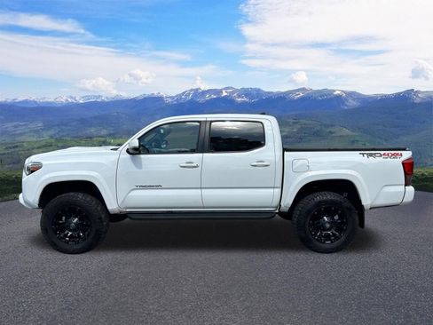 Used 2017 Toyota Tacoma TRD Sport w/ Tow Package (A/T) AWD/4WD image 2
