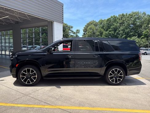 Used 2024 Chevrolet Suburban RST w/ Luxury Package AWD/4WD image 4