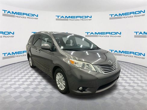 Used 2016 Toyota Sienna L image 7