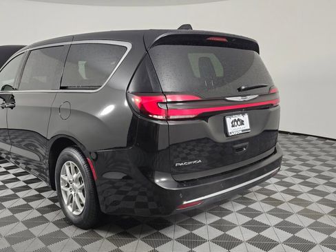 Used 2025 Chrysler Pacifica Select image 13