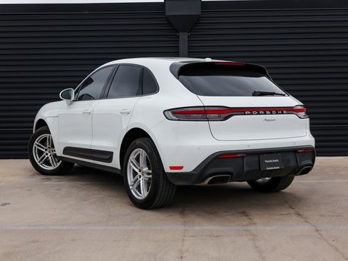 Certified 2022 Porsche Macan image 3