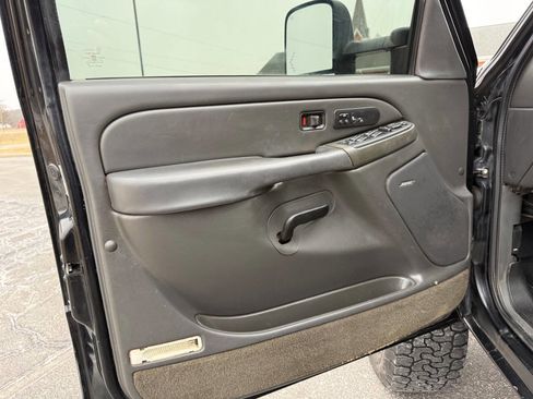 Used 2005 GMC Sierra 2500 SLT w/ Heavy-Duty Power Package image 16