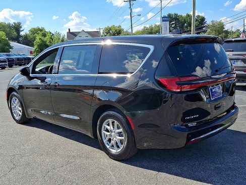 New 2026 Chrysler Pacifica Select image 4