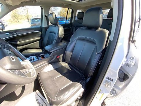 Used 2024 Jeep Grand Cherokee Limited w/ Black Appearance Package AWD/4WD image 9