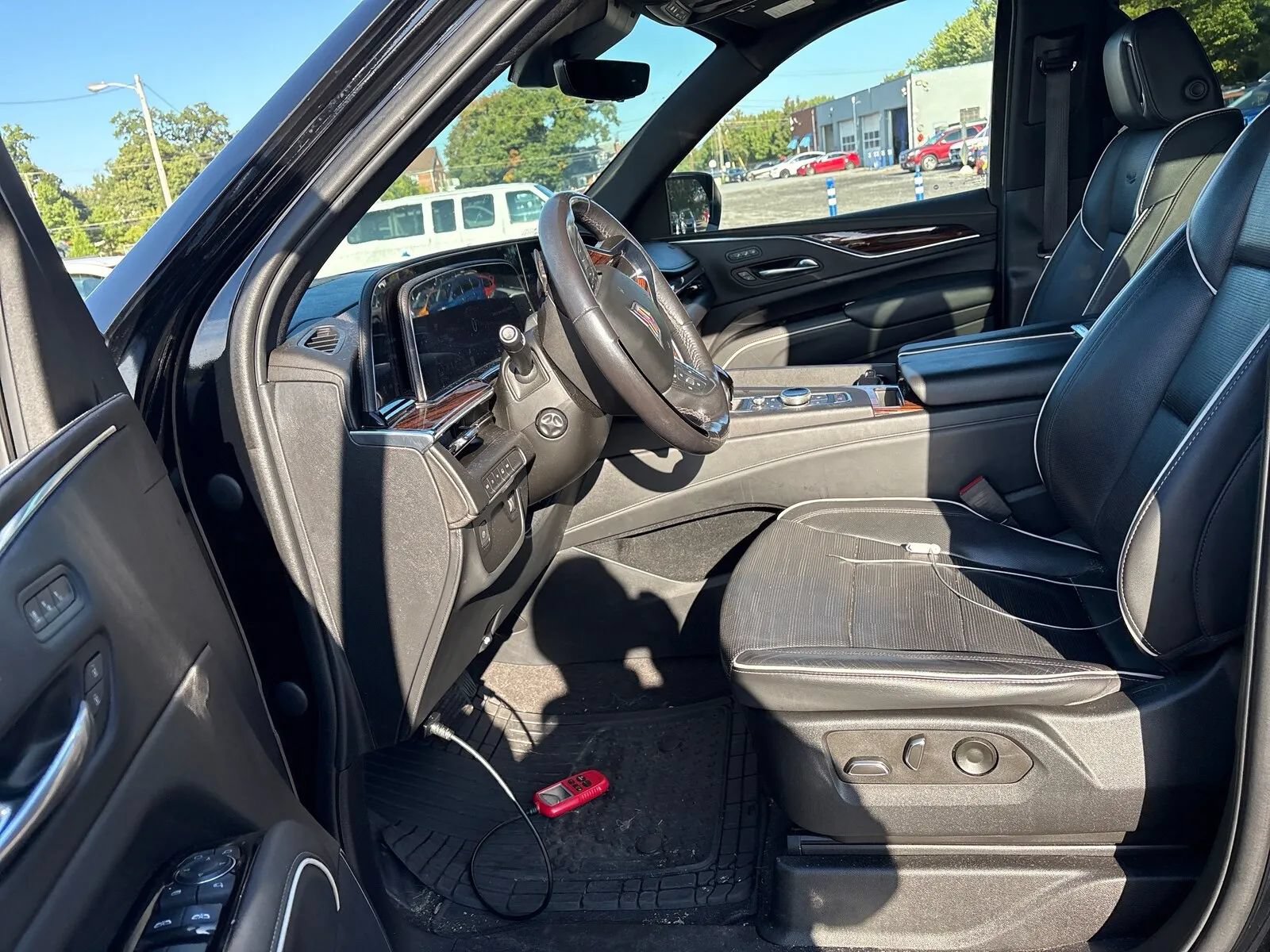 Used 2022 Cadillac Escalade ESV Premium Luxury AWD/4WD image 4
