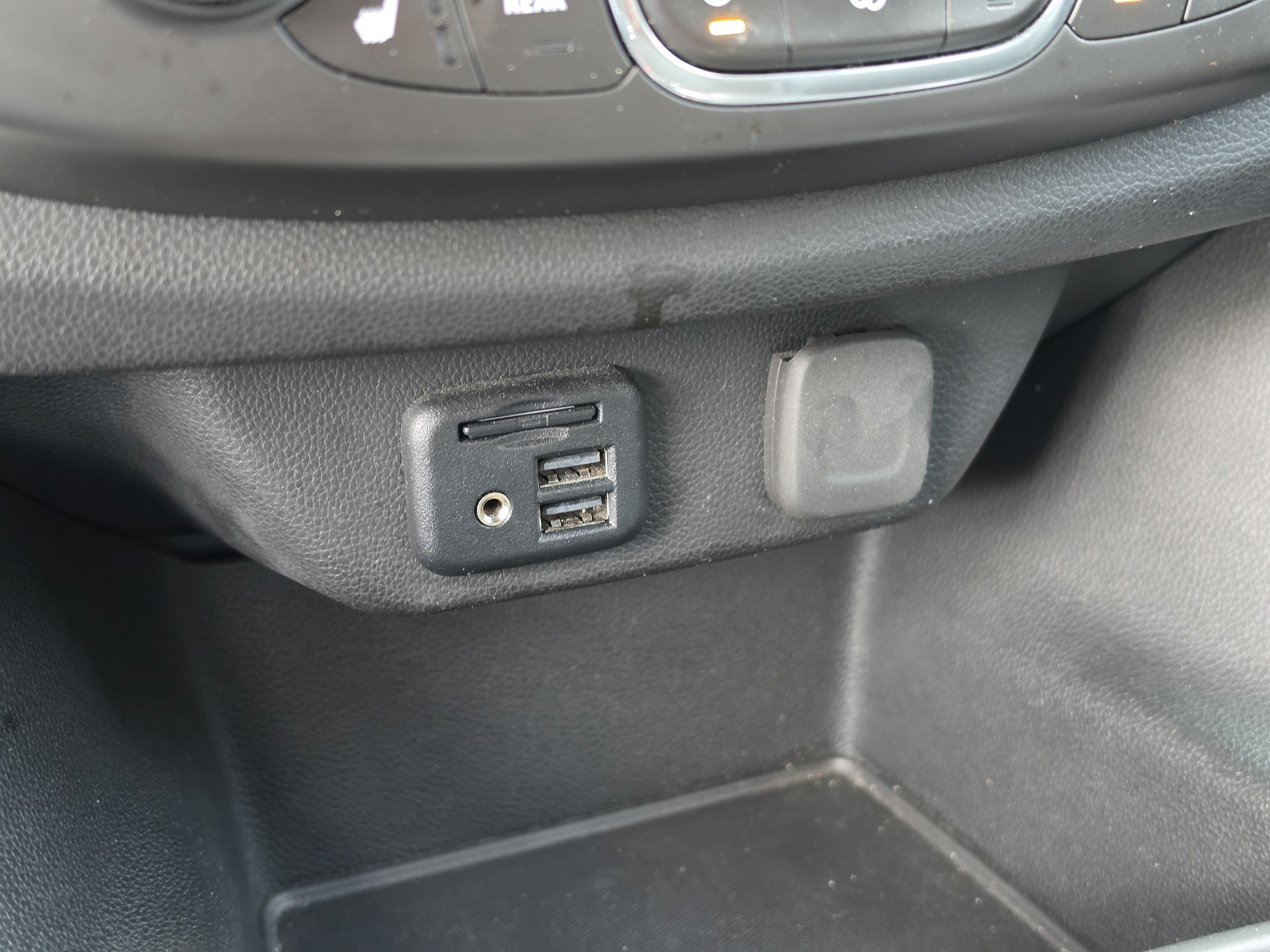 Used 2020 Chevrolet Traverse RS w/ LPO, Floor Liner Package FWD image 31