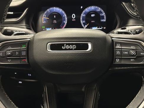Used 2025 Jeep Grand Cherokee Altitude AWD/4WD image 16