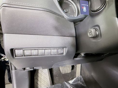 Certified 2022 Toyota Venza LE image 18