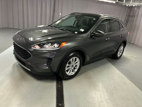 Used 2020 Ford Escape SE image 3