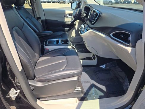 Certified 2024 Chrysler Pacifica Touring-L FWD image 8