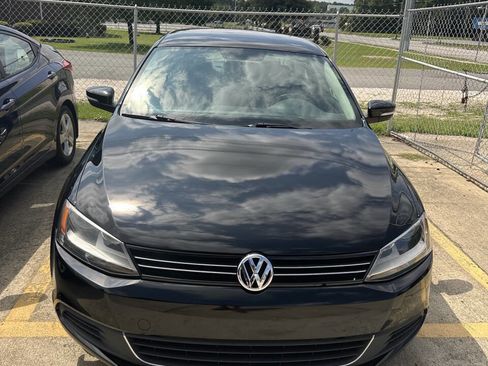 Used 2013 Volkswagen Jetta SE FWD image 2