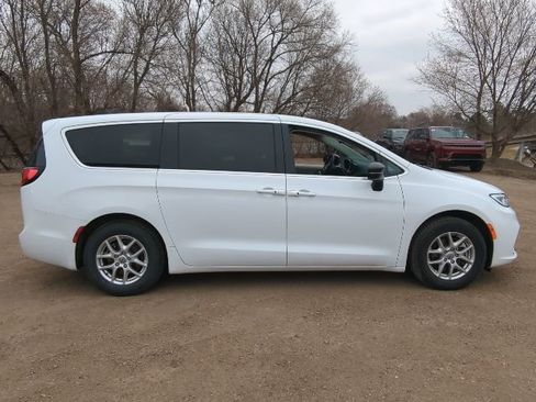 Used 2024 Chrysler Pacifica Touring-L image 7