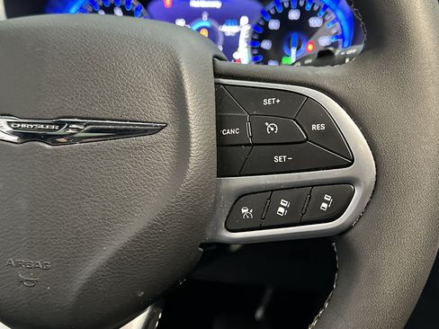 Used 2025 Chrysler Pacifica Select FWD image 28
