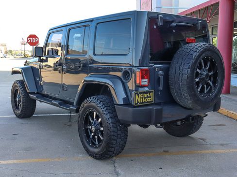 Used 2016 Jeep Wrangler Unlimited Sahara w/ Connectivity Group AWD/4WD image 15