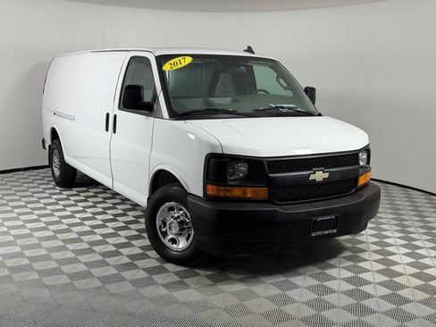 Used 2017 Chevrolet Express 3500 Extended RWD image 2