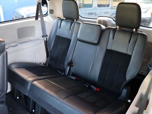 Used 2017 Dodge Grand Caravan SXT image 11