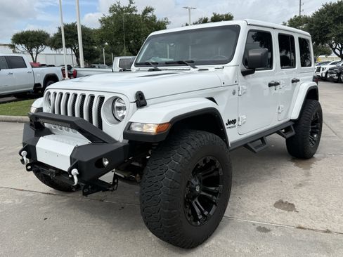 Used 2022 Jeep Wrangler Unlimited Sahara w/ Cold Weather Group AWD/4WD image 9