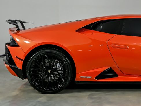 Used 2021 Lamborghini Huracan EVO image 13
