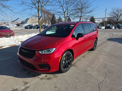 New 2026 Chrysler Pacifica Select