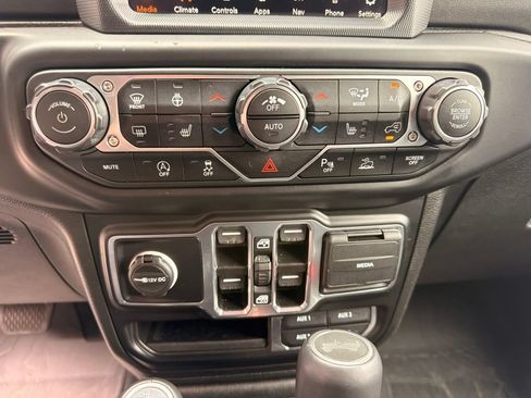 Used 2022 Jeep Wrangler Unlimited Sahara w/ Cold Weather Group AWD/4WD image 24