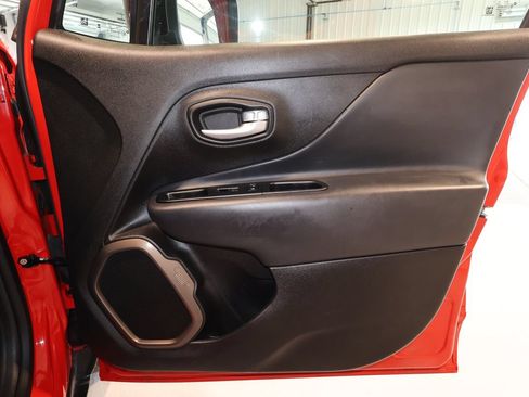 Used 2023 Jeep Renegade Latitude AWD/4WD image 19