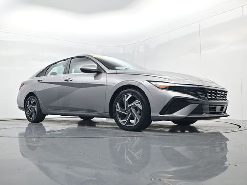 Used 2025 Hyundai Elantra SEL FWD image 45