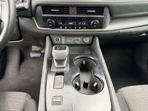 Used 2023 Nissan Rogue SV image 18