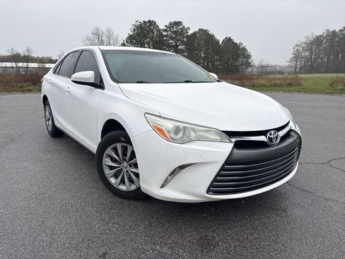 Used 2016 Toyota Camry LE image 1