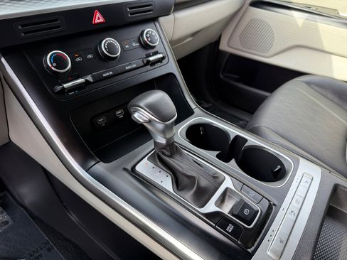 Used 2024 Kia Carnival LX image 13