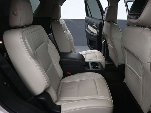 Used 2017 Ford Explorer Platinum AWD/4WD image 2