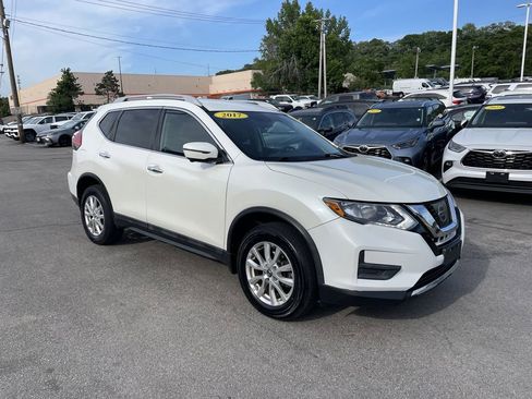 Used 2017 Nissan Rogue SV w/ SV Premium Package AWD/4WD image 6