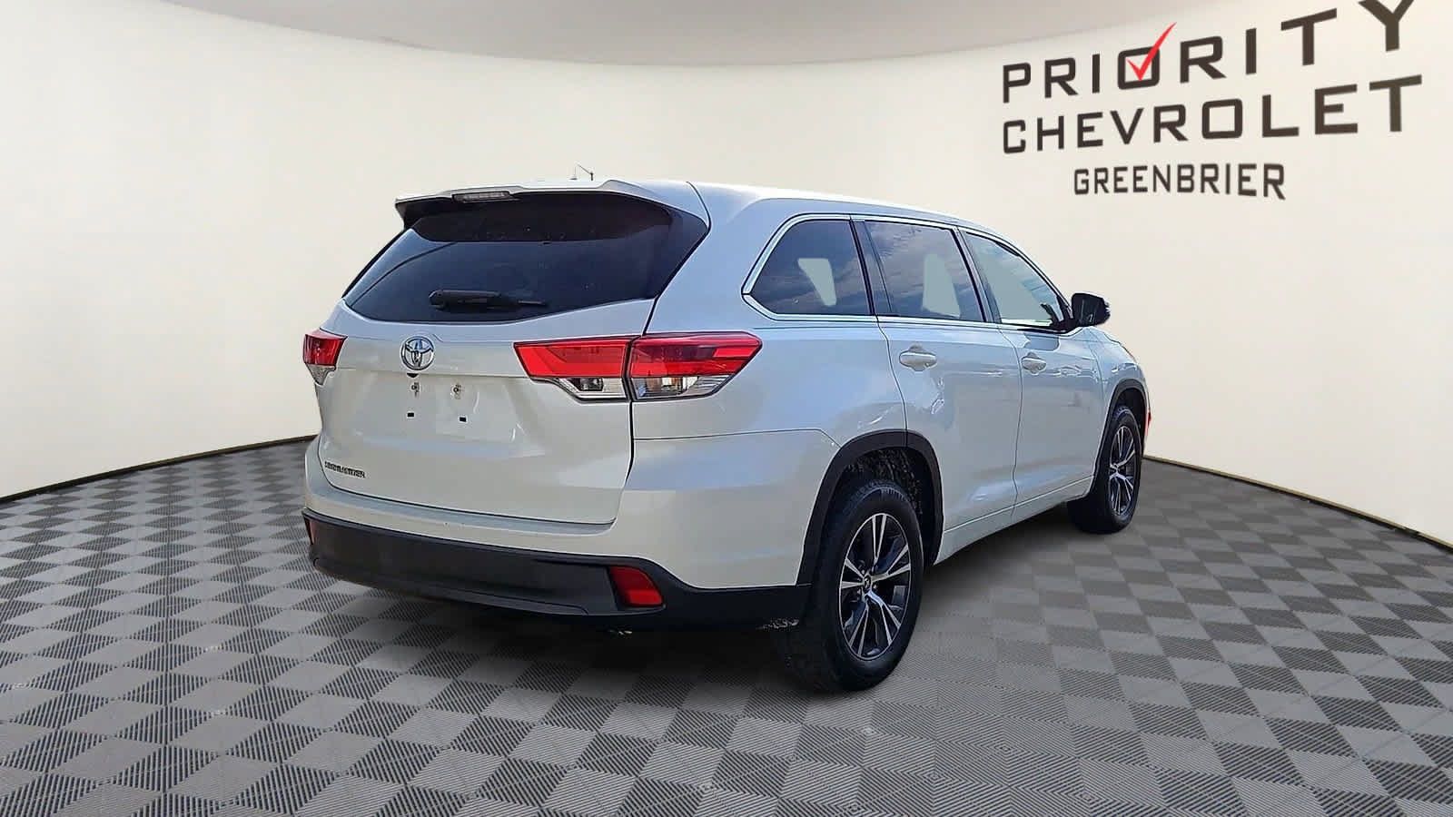 Used 2017 Toyota Highlander LE FWD image 8