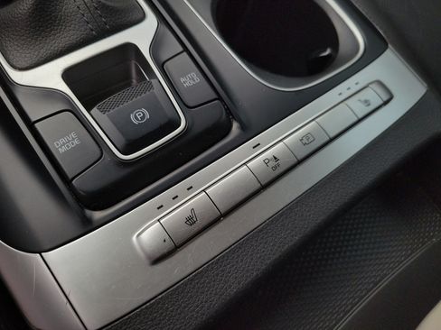 Used 2024 Kia Carnival LX FWD image 8