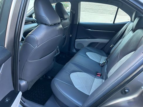 Used 2019 Toyota Camry XLE image 12