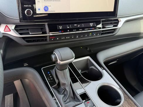Used 2025 Toyota Sienna Platinum image 19